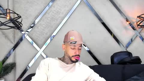 Snapshot of vinzenzrizzo chatting on 10-22-25, 04:24 ---Vinzen--- online show from 10-22-25, 04:24