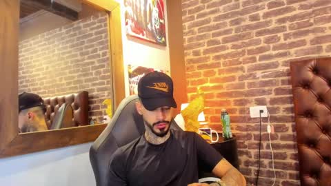 Snapshot of vinzenzrizzo chatting on 10-27-25, 05:22 ---Vinzen--- online show from 10-27-25, 05:22