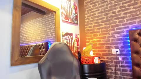 Snapshot of vinzenzrizzo chatting on 10-29-25, 05:10 ---Vinzen--- online show from 10-29-25, 05:10