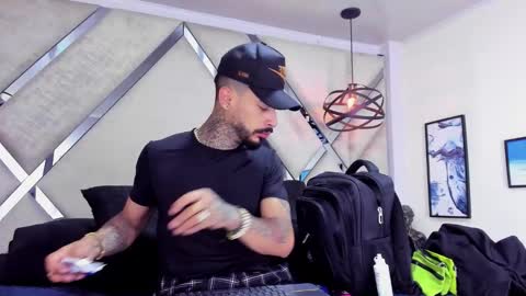 Snapshot of vinzenzrizzo chatting on 11-10-25, 05:28 ---Vinzen--- online show from 11-10-25, 05:28