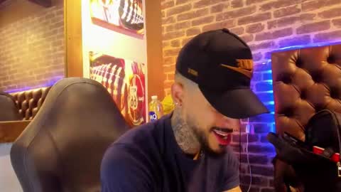 Snapshot of vinzenzrizzo chatting on 11-15-25, 06:48 ---Vinzen--- online show from 11-15-25, 06:48