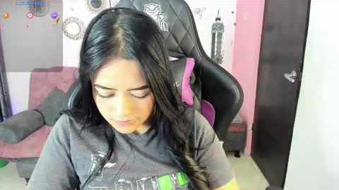 Snapshot of vio_let_ chatting on 10-08-25, 05:16 Daniela online show from 10-08-25, 05:16