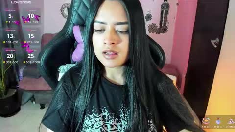 Snapshot of vio_let_ chatting on 10-12-25, 07:29 Daniela online show from 10-12-25, 07:29