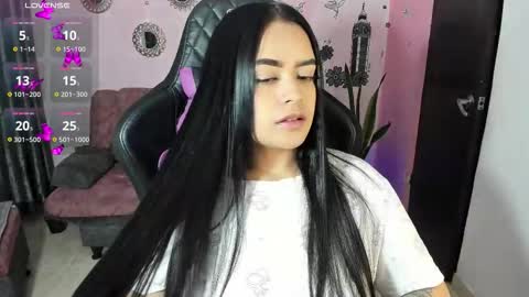 Snapshot of vio_let_ chatting on 10-14-25, 04:24 Daniela online show from 10-14-25, 04:24