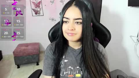 Snapshot of vio_let_ chatting on 10-18-25, 02:14 Daniela online show from 10-18-25, 02:14