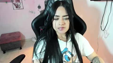 Snapshot of vio_let_ chatting on 10-19-25, 07:53 Daniela online show from 10-19-25, 07:53