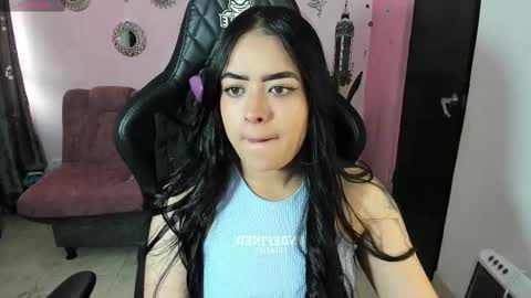 Snapshot of vio_let_ chatting on 10-21-25, 12:28 Daniela online show from 10-21-25, 12:28