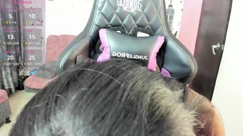 Snapshot of vio_let_ chatting on 10-25-25, 07:05 Daniela online show from 10-25-25, 07:05