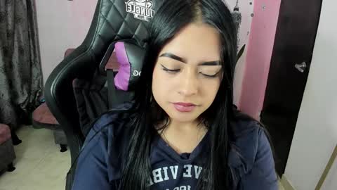 Snapshot of vio_let_ chatting on 10-26-25, 03:34 Daniela online show from 10-26-25, 03:34