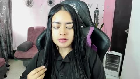 Snapshot of vio_let_ chatting on 10-26-25, 03:40 Daniela online show from 10-26-25, 03:40