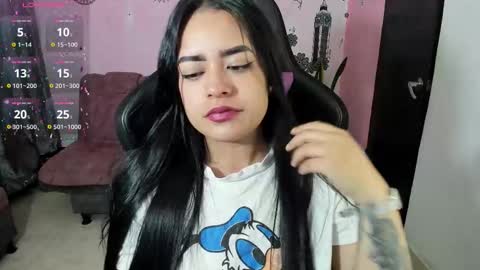 Snapshot of vio_let_ chatting on 10-27-25, 07:23 Daniela online show from 10-27-25, 07:23