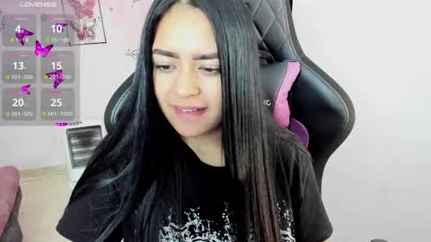 Snapshot of vio_let_ chatting on 11-04-25, 03:33 Daniela online show from 11-04-25, 03:33