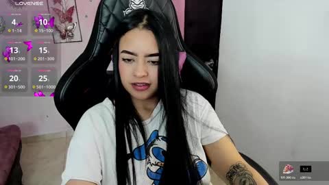 Snapshot of vio_let_ chatting on 11-08-25, 03:50 Daniela online show from 11-08-25, 03:50