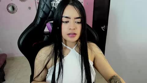 Snapshot of vio_let_ chatting on 11-10-25, 01:04 Daniela online show from 11-10-25, 01:04