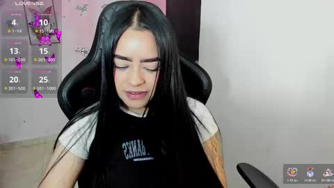 Snapshot of vio_let_ chatting on 11-14-25, 08:13 Daniela online show from 11-14-25, 08:13