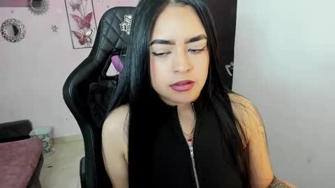 Snapshot of vio_let_ chatting on 11-16-25, 04:18 Daniela online show from 11-16-25, 04:18