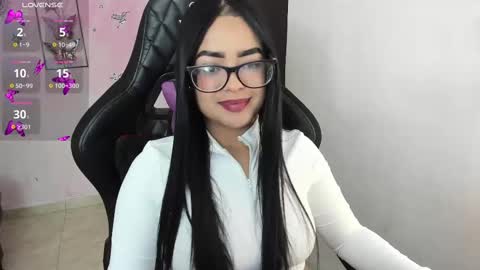 Snapshot of vio_let_ chatting on 11-18-25, 02:17 Daniela online show from 11-18-25, 02:17