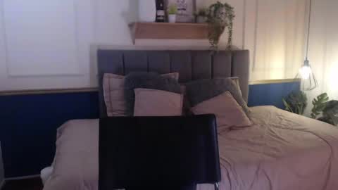 V I O L E T  online show from 04-10-26, 01:38