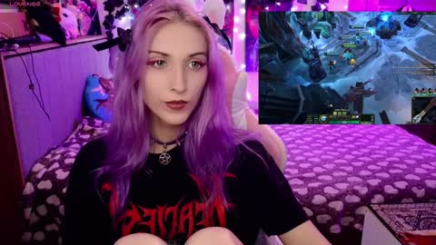 Snapshot of violet_noir_ chatting on 01-28-25, 06:49 Deya online show from 01-28-25, 06:49