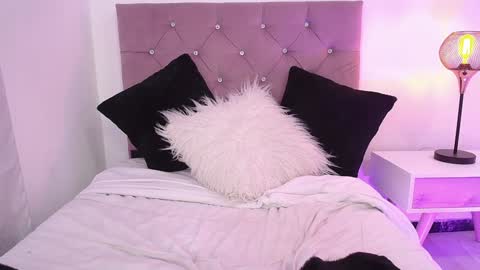 Snapshot of violet_queen2 chatting on 01-08-25, 02:14 Mary online show from 01-08-25, 02:14