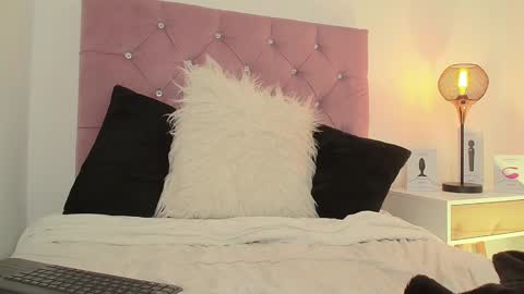 Snapshot of violet_queen2 chatting on 01-10-25, 02:23 Mary online show from 01-10-25, 02:23