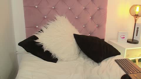 Snapshot of violet_queen2 chatting on 01-14-25, 02:22 Mary online show from 01-14-25, 02:22