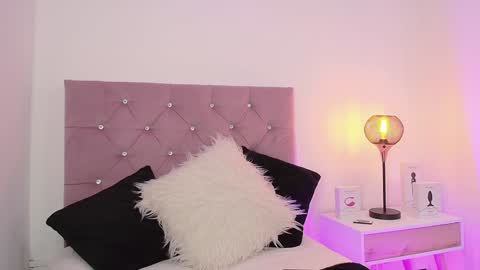 Snapshot of violet_queen2 chatting on 01-19-25, 11:34 Mary online show from 01-19-25, 11:34