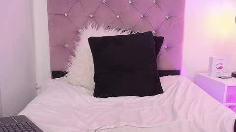 Snapshot of violet_queen2 chatting on 01-23-25, 02:39 Mary online show from 01-23-25, 02:39