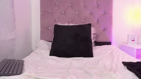 Snapshot of violet_queen2 chatting on 01-26-25, 02:41 Mary online show from 01-26-25, 02:41