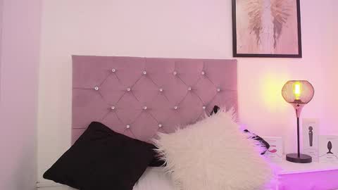 Snapshot of violet_queen2 chatting on 02-25-25, 09:24 Mary online show from 02-25-25, 09:24