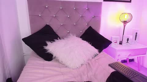 Snapshot of violet_queen2 chatting on 03-11-25, 06:19 Mary online show from 03-11-25, 06:19