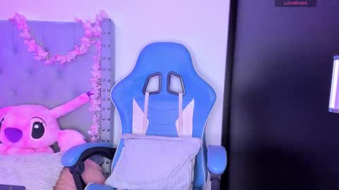 Snapshot of violet_rost chatting on 09-12-25, 01:33  Violet  online show from 09-12-25, 01:33