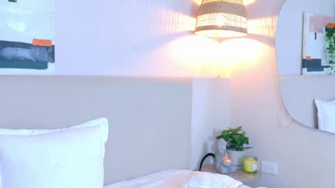 Snapshot of violetbloomm chatting on 04-16-26, 11:44 Violet online show from 04-16-26, 11:44