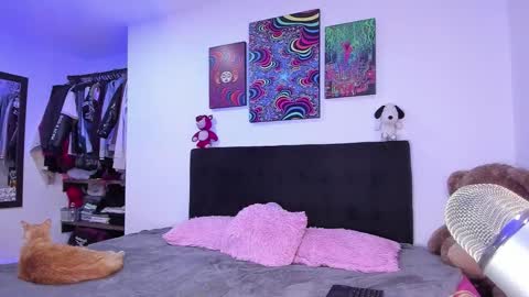 Violet online show from 11-23-25, 04:45