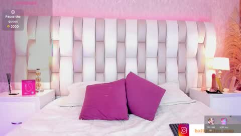 Snapshot of viollet_xoxo chatting on 02-03-26, 08:03 VIOLLET online show from 02-03-26, 08:03