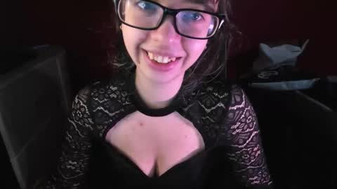 Snapshot of virtualtulpa chatting on 09-26-25, 04:11 Zoe online show from 09-26-25, 04:11