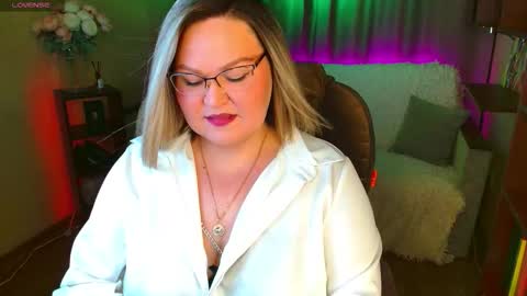 Snapshot of vivien__wet chatting on 11-22-25, 04:06 Vivien online show from 11-22-25, 04:06