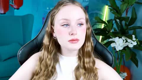 Snapshot of vivienleeigh chatting on 11-04-25, 09:08 Vivien online show from 11-04-25, 09:08