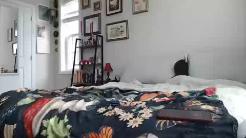 Snapshot of vixenliz chatting on 10-10-25, 04:28 Liz online show from 10-10-25, 04:28