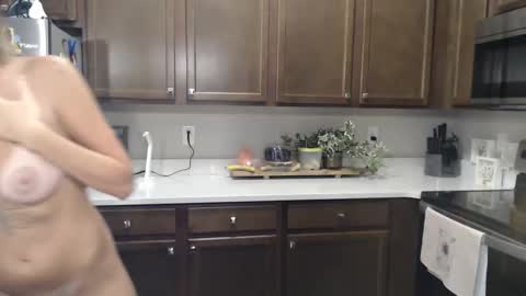 Snapshot of vixenliz chatting on 10-11-25, 04:33 Liz online show from 10-11-25, 04:33