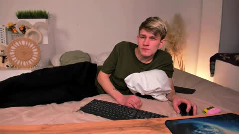 Snapshot of volan_starts chatting on 02-15-26, 07:51 Dan online show from 02-15-26, 07:51