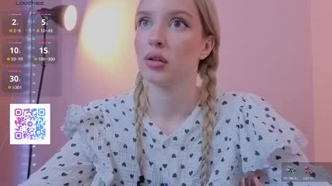 Snapshot of w_olivia_w chatting on 11-14-25, 09:02 Olivia online show from 11-14-25, 09:02