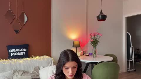 Mia online show from 03-05-25, 11:38