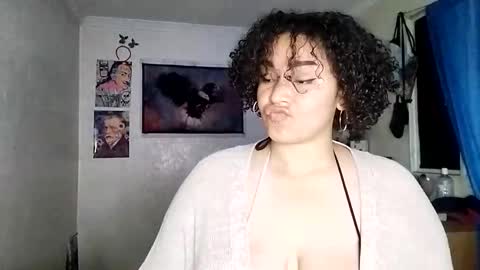 Snapshot of wallace_juli chatting on 10-26-25, 06:36 Juli online show from 10-26-25, 06:36