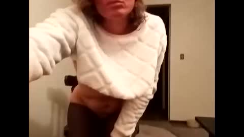 Snapshot of watergirl_13 chatting on 01-01-25, 01:59 Hazey online show from 01-01-25, 01:59