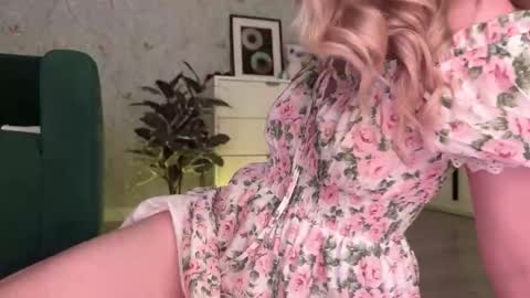 Snapshot of wendy_amber chatting on 10-03-25, 05:32 Daisy online show from 10-03-25, 05:32