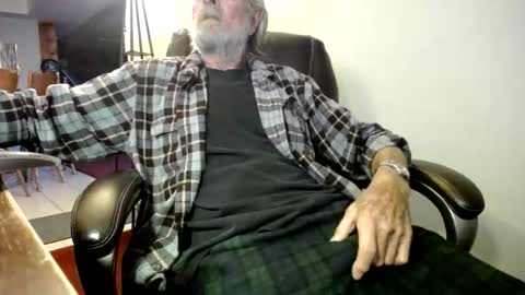 whofcares2 online show from 12-18-25, 06:58