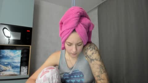 Veronica online show from 10-22-25, 07:57