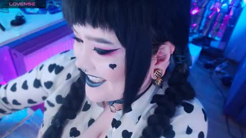 Laura  online show from 01-31-25, 05:40