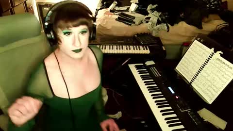 Snapshot of wienerlady chatting on 12-18-25, 06:30 Countess of Hotdogs online show from 12-18-25, 06:30